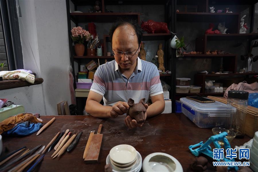 何斌：“以产养遗” 希望将“南京泥人”传承下去