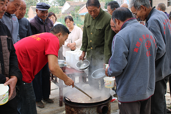 太康俩小伙重阳节请一百多位老人吃“家宴”