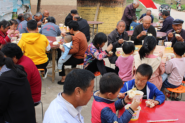 太康俩小伙重阳节请一百多位老人吃“家宴”