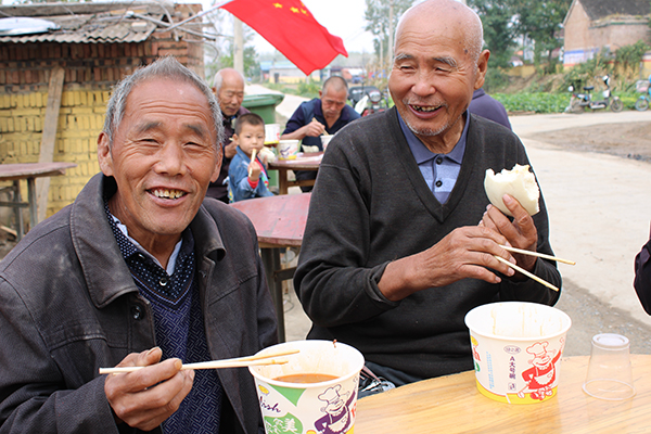 太康俩小伙重阳节请一百多位老人吃“家宴”