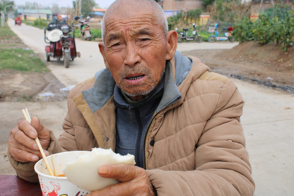 太康俩小伙重阳节请一百多位老人吃“家宴”
