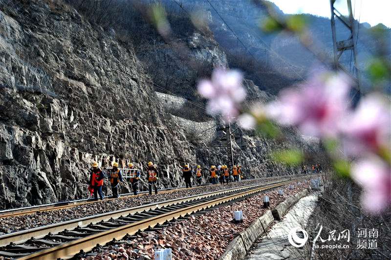 张磊：春季里来 “捅山工”“拆弹”忙