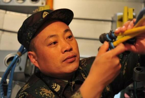 入伍30年导弹“兵王”退役 有需要随时返回战位