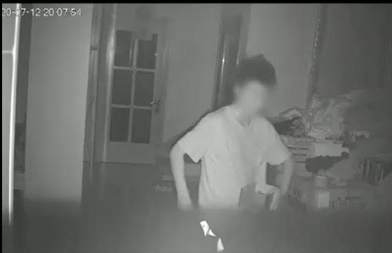 小偷在屋里翻箱倒柜 却不知房主看了全程的“现场直播”