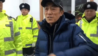 黑龙江交警护送大雪滞留游客 大导演张艺谋也在其中