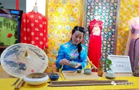 南京有孔雀吗？有个“孔雀公主” 专门钻研孔雀画