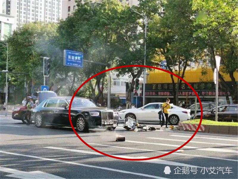 外卖小哥撞上劳斯莱斯 痛哭时女车主下车微笑安慰 说了什么